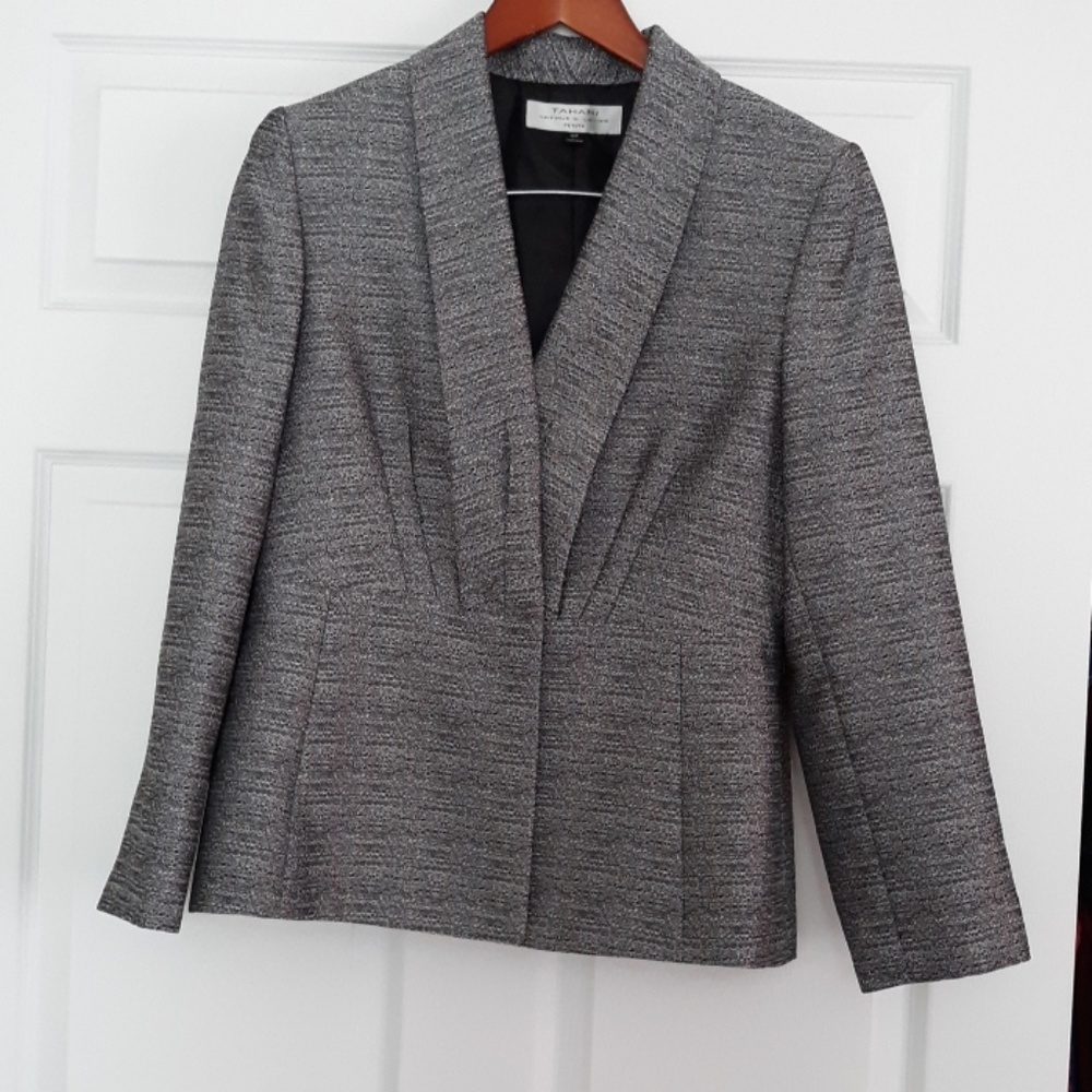 #21.Tahari Artur S. Levine petite suit